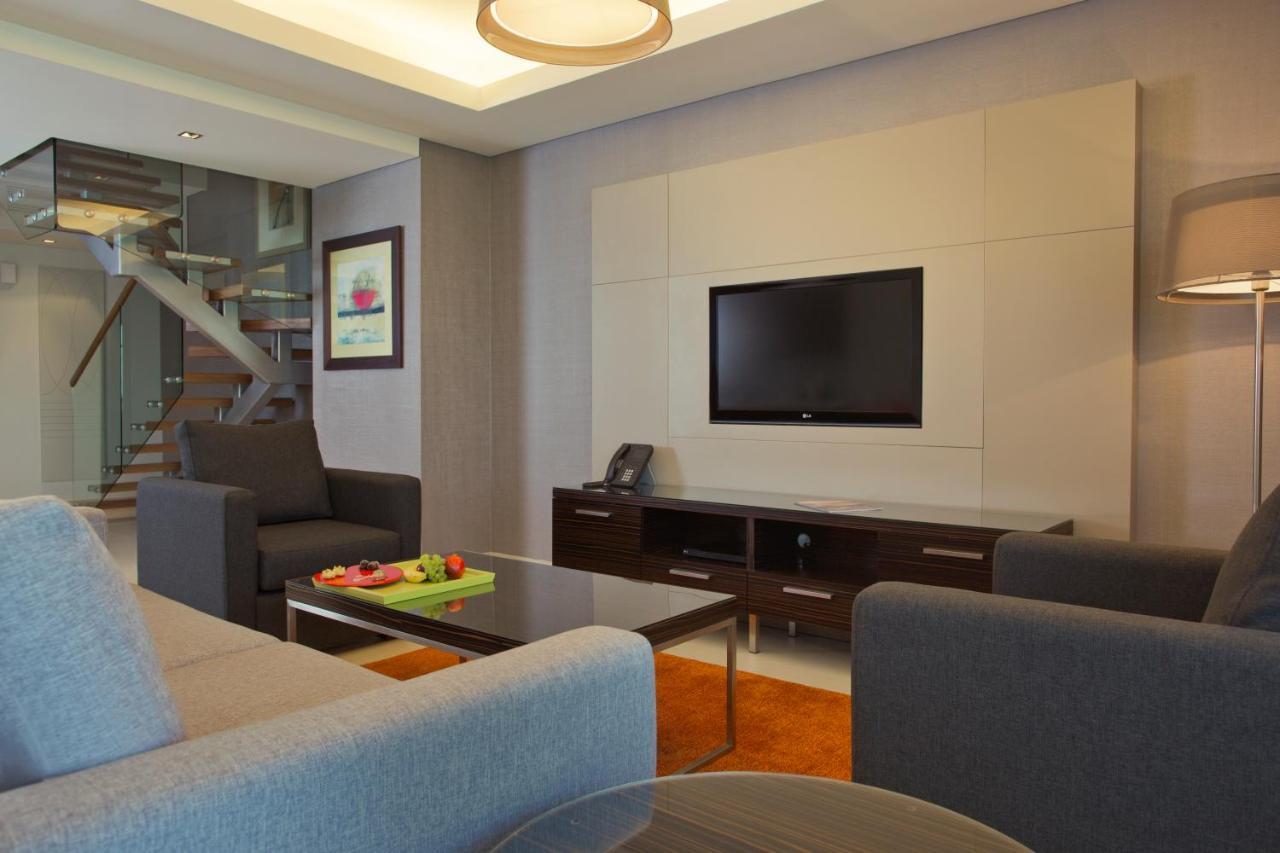 마제스틱 아르잔 바이 로타나 - 마나마 아파트 호텔 외부 사진 A living room in a suite at the Ritz-Carlton, Kuala Lumpur