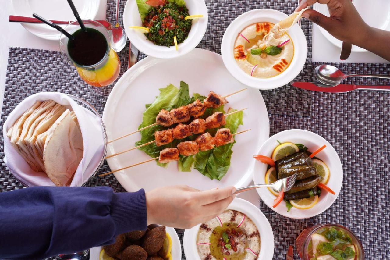 마제스틱 아르잔 바이 로타나 - 마나마 아파트 호텔 외부 사진 A selection of Middle Eastern cuisine