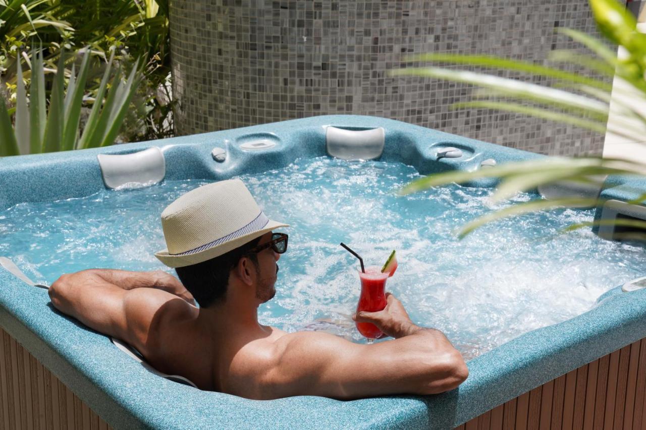 마제스틱 아르잔 바이 로타나 - 마나마 아파트 호텔 외부 사진 A man relaxing in a hot tub