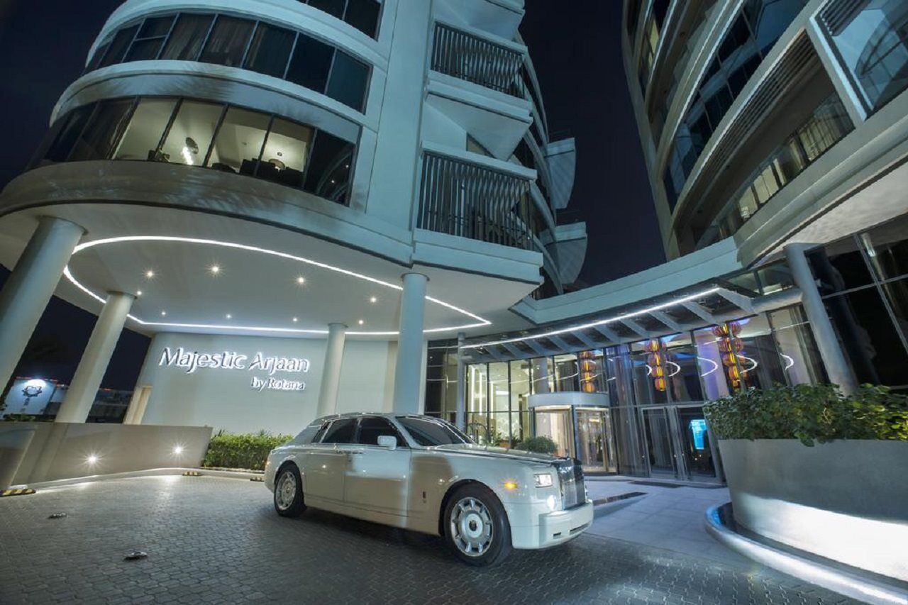 마제스틱 아르잔 바이 로타나 - 마나마 아파트 호텔 외부 사진 The entrance of the hotel