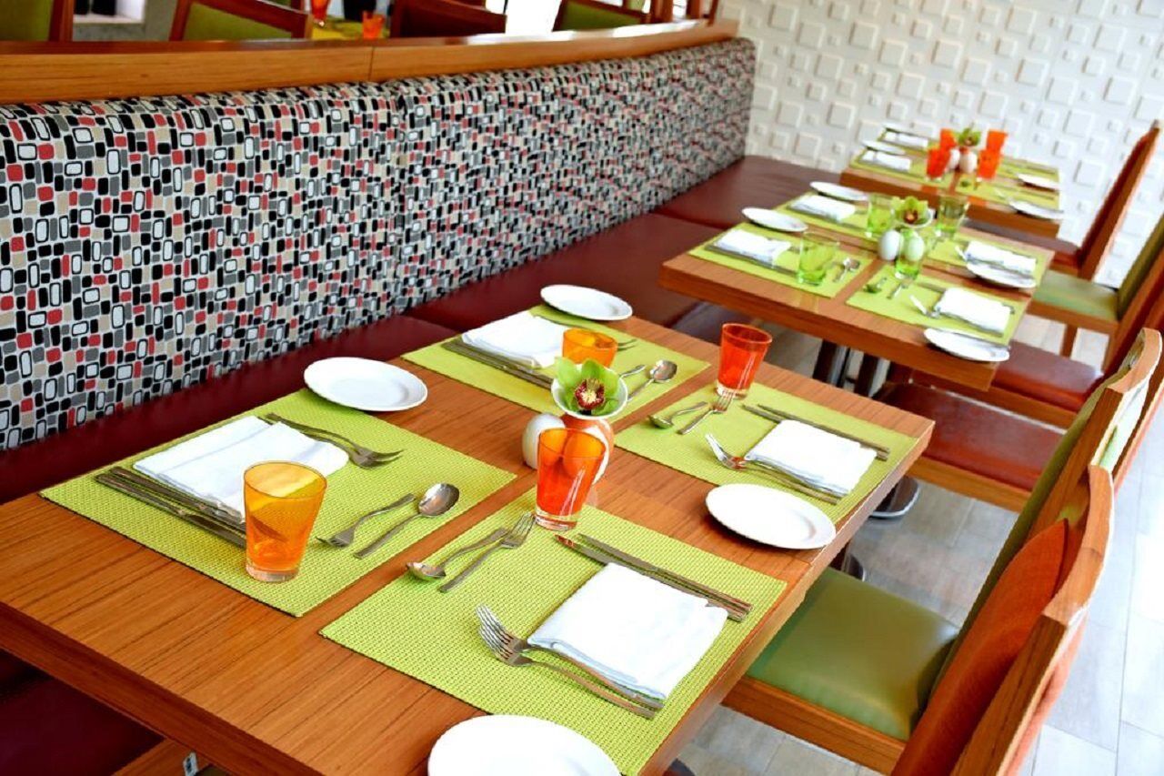 마제스틱 아르잔 바이 로타나 - 마나마 아파트 호텔 외부 사진 A place setting in a restaurant